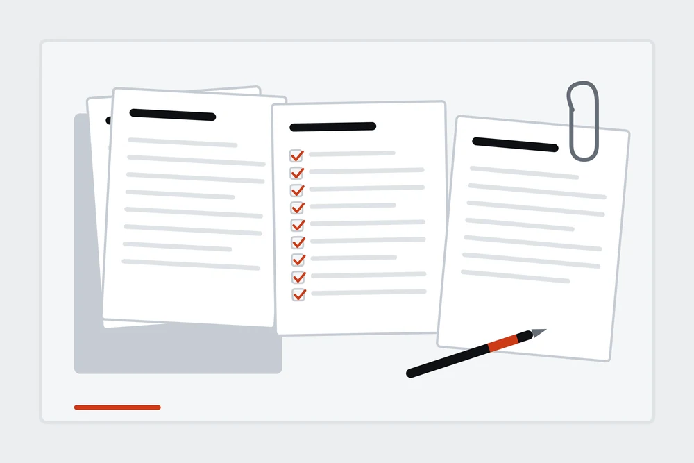Un dossier de création de société en préparation sur un bureau : statuts, pièces du registre du commerce, attestation d’assurance et checklist cochée