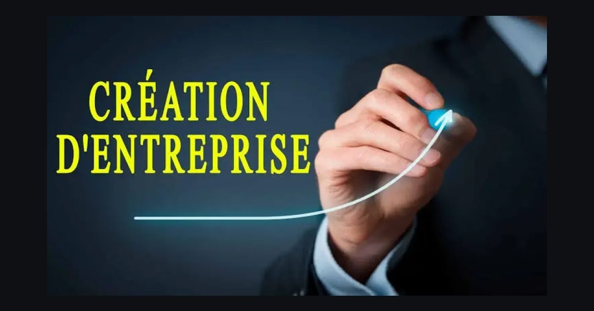 Création d’entreprise : un dirigeant trace une courbe de croissance ascendante